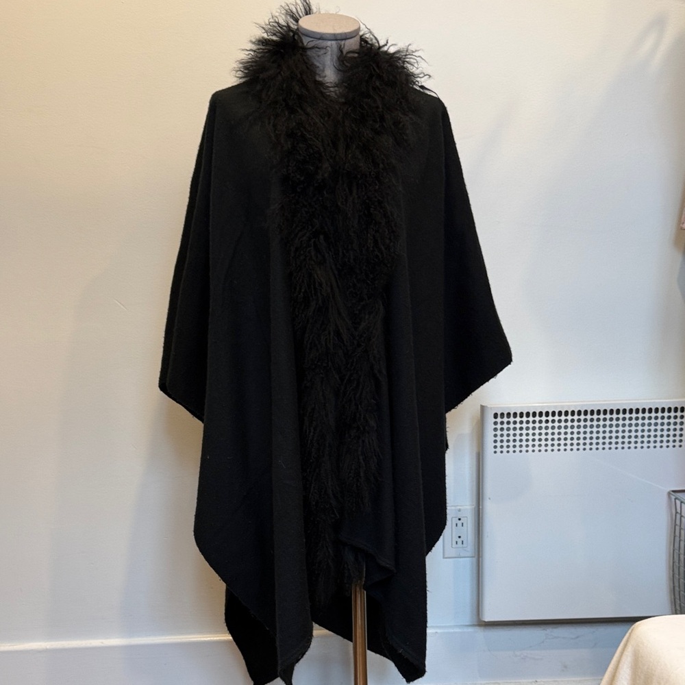 🖤 Black Cape with Genuine Mohair Collar – One Size